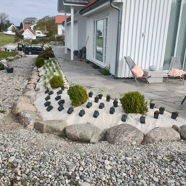 Anleggsarbeid i hage